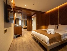 Deluxe Double Room (2 Adults + 1 Child)