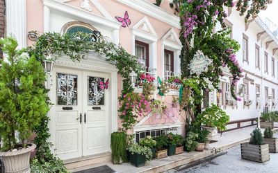 Romantic Hotel · 3