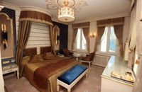 One-Bedroom Suite with Sea Vie