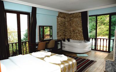 Hill River Hotel · 5