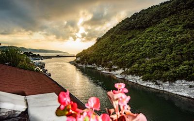 Hill River Hotel · 4