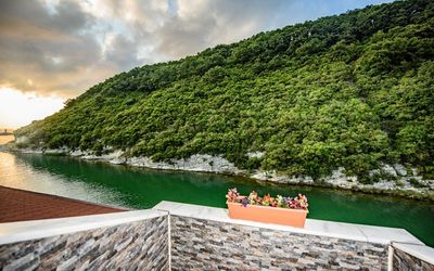 Hill River Hotel · 2