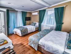 Standard Dreibettzimmer mit Gartenblick