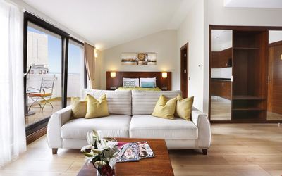 The White Orient Hotel · 4