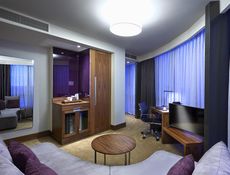 Executive Suit Oda