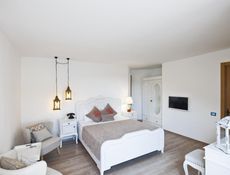 King Suit Teraslı Spa küvetli - Bahçe ve Havuz Manzaralı
