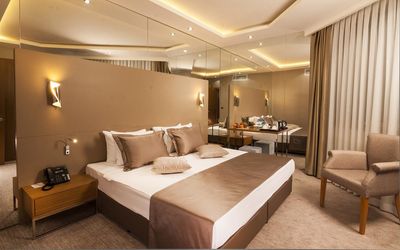 Majura Hotel Business · 4