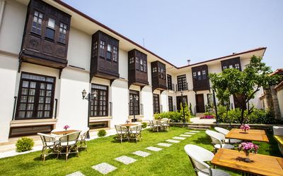 Livia Garden · 3