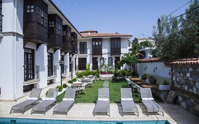 Livia Garden · 4