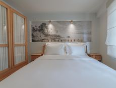 Standardzimmer 7 mit Straßenblick
