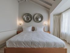 Nr. 9 Deluxe-Zimmer mit Erkerfenster – Blick auf die Stadt