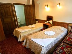 Eckzimmer mit zwei Einzelbetten