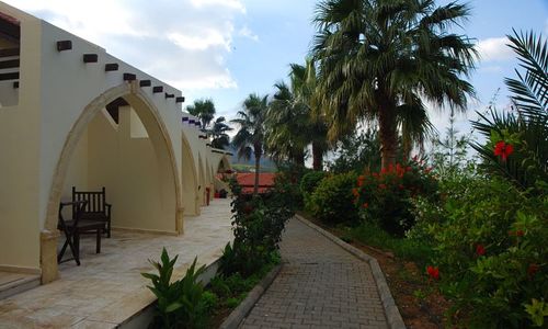 turkiye/kibris/girne/bellapais-monastery-village-150217_.jpg