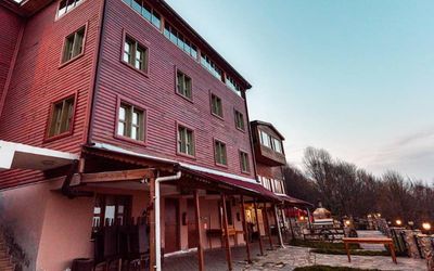Parpalia Otel Restaurant · 3