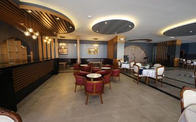 Golden Rose Deluxe Hotel · 3