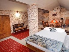 ŞÖMİNELİ TAŞ SUİT ODA
