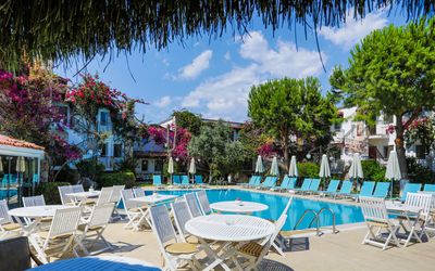 Moonshine Hotel & Suites · 3