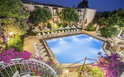 Moonshine Hotel & Suites · 5