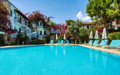 Moonshine Hotel & Suites · 4
