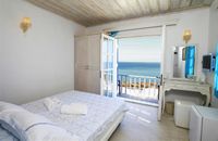 Habitación con balcón y vistas completas al mar