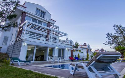 Luxury Pine Villa · 5