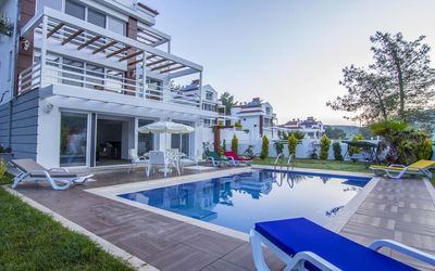 Luxury Pine Villa · 2