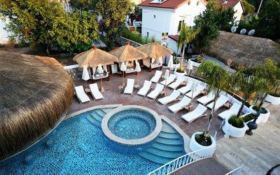 The Pinehill Hotel · 3