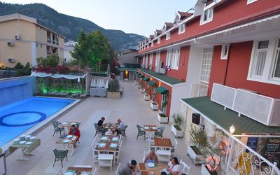 Tonoz Beach Hotel · 4