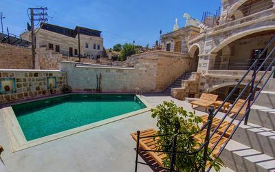 Capp Royal Cave Hotel · 4