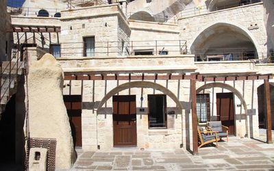 1811 Cave Hotel · 3