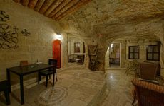 turkiye/nevsehir/urgup/cappadocia-castle-cave_72786fa3.jpg