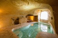 Royal Cave & Pool Suites