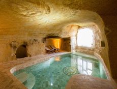 Royal Cave & Pool Suites