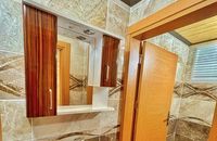 apartament typu king-size z częściowym widokiem na jezioro