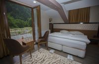 Zimmer mit Kingsize-Bett und Flussblick