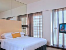 Studio with Kitchenette - Queen Bed