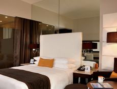 Pool View Room - Queen Bed