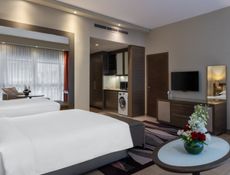 Spacious Studio - King Bed