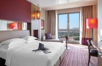 One Bedroom Suite with Lounge Access - King Bed